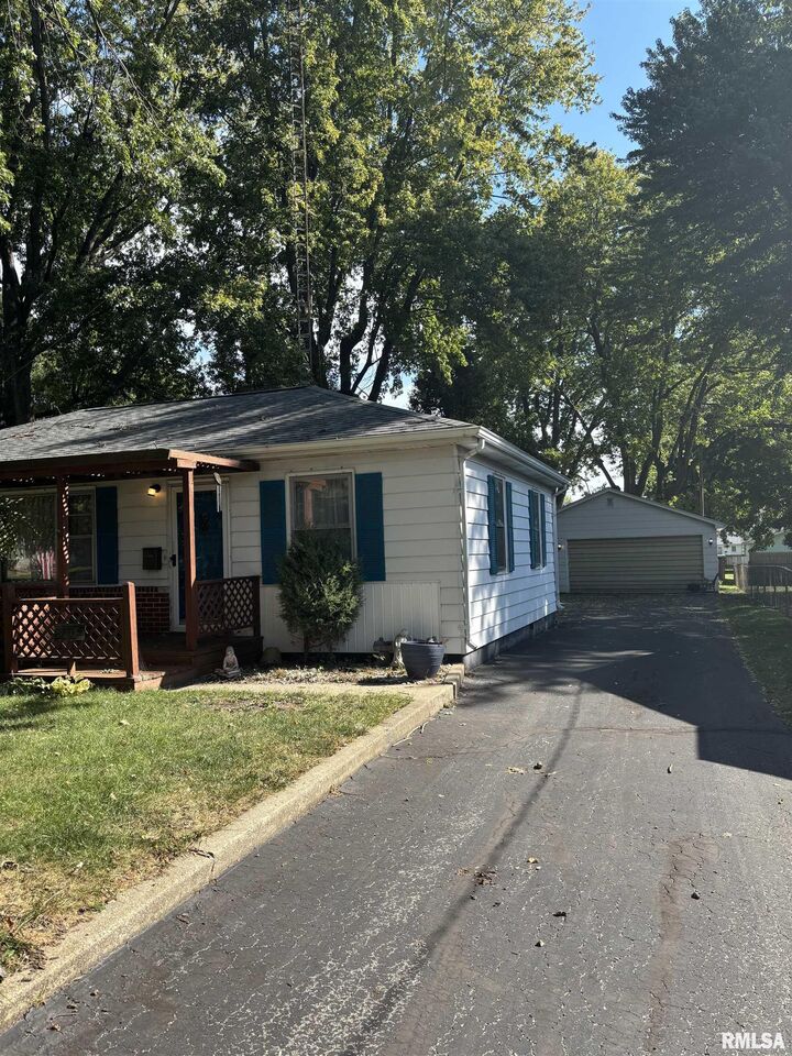 Property Photo:  1616 Elmwood Street  IL 62650 