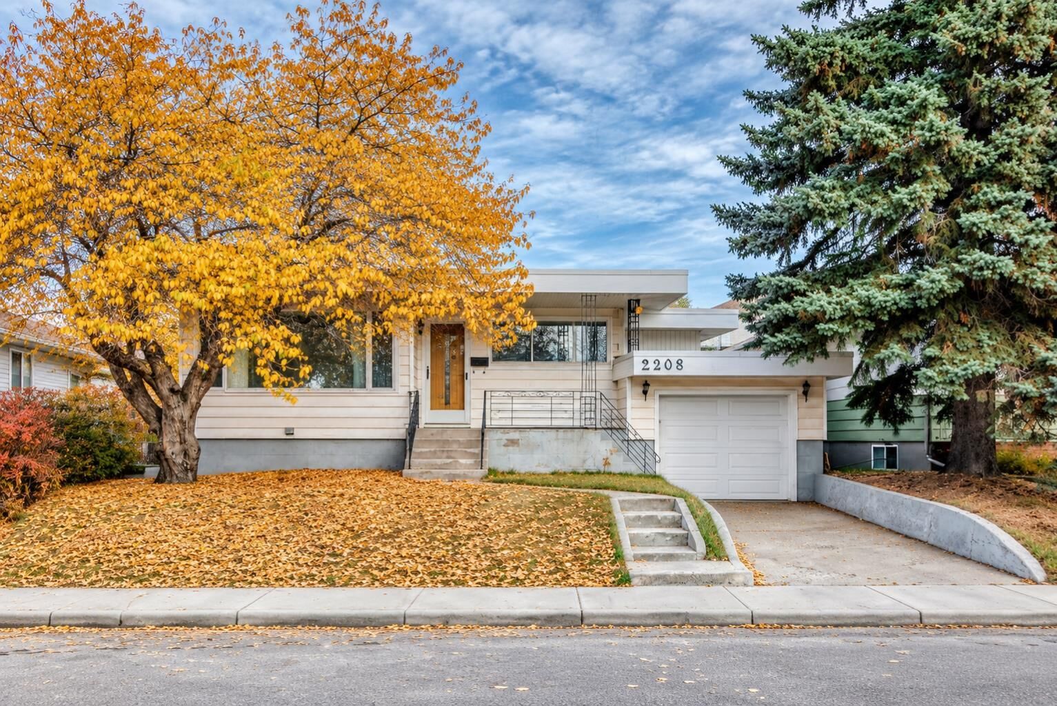 Property Photo:  2208 Capitol Hill Crescent NW  AB T2M 4B9 