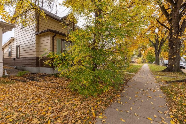 Property Photo:  447 20 Street N  AB T1H 3N2 