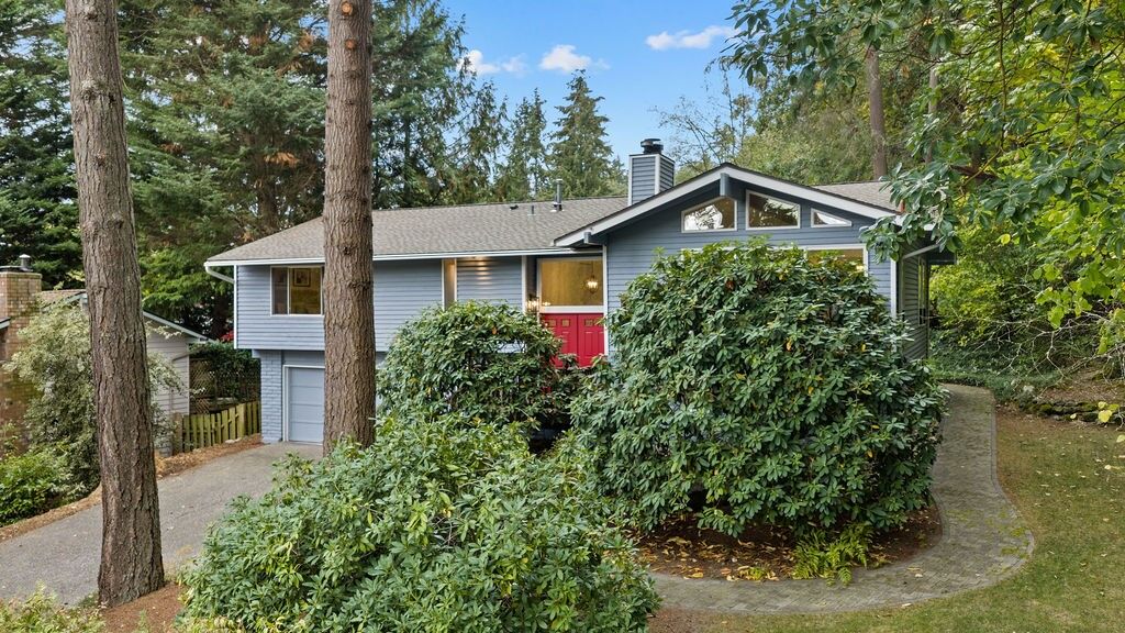Property Photo:  6504  119th Avenue SE  WA 98006 