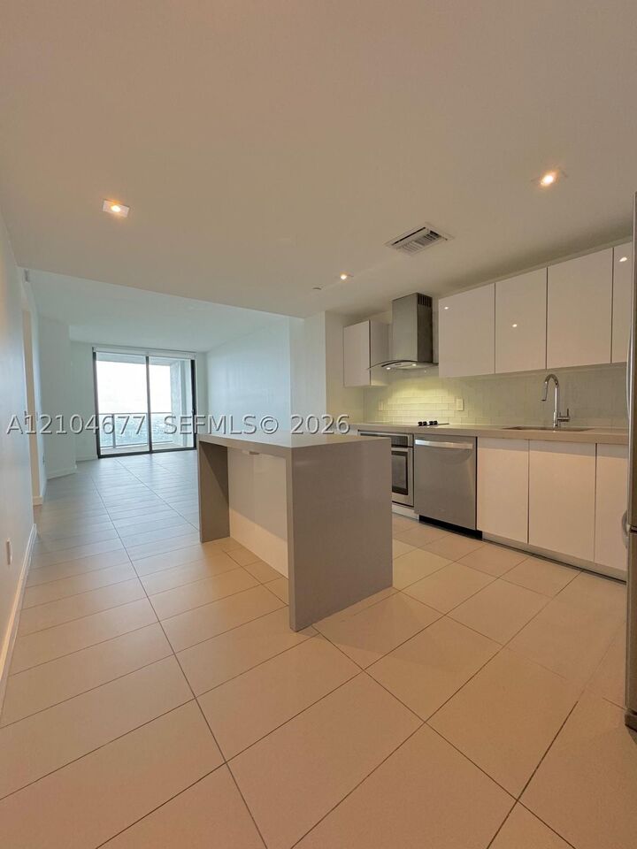 Property Photo:  1600 NE 1st Ave 3114  FL 33132 