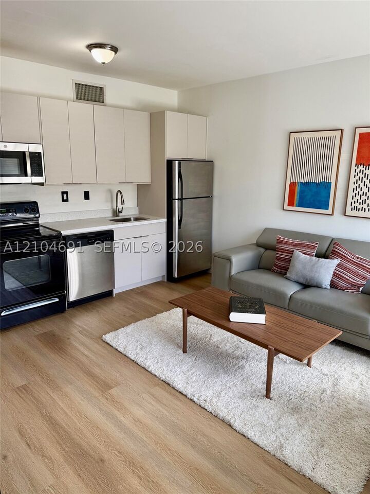 Property Photo: 611 11th St 105 FL 33139