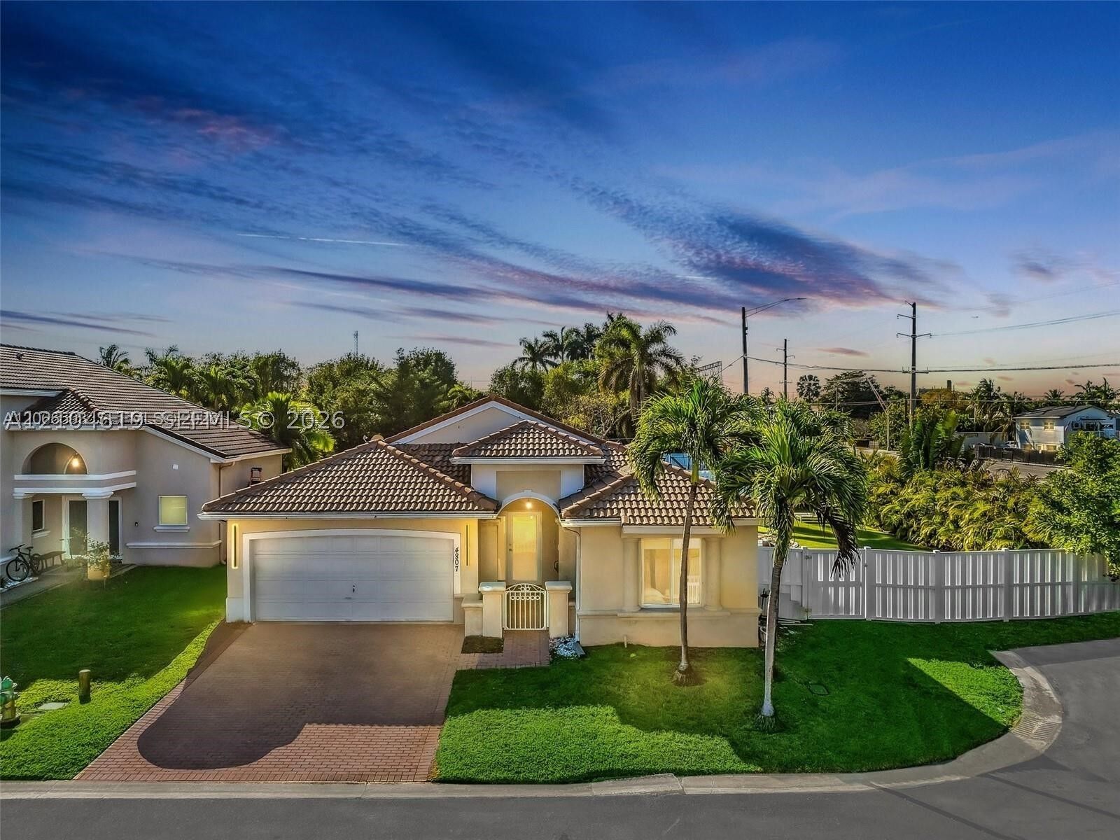 Property Photo:  4807 SW 34th Ave  FL 33312 