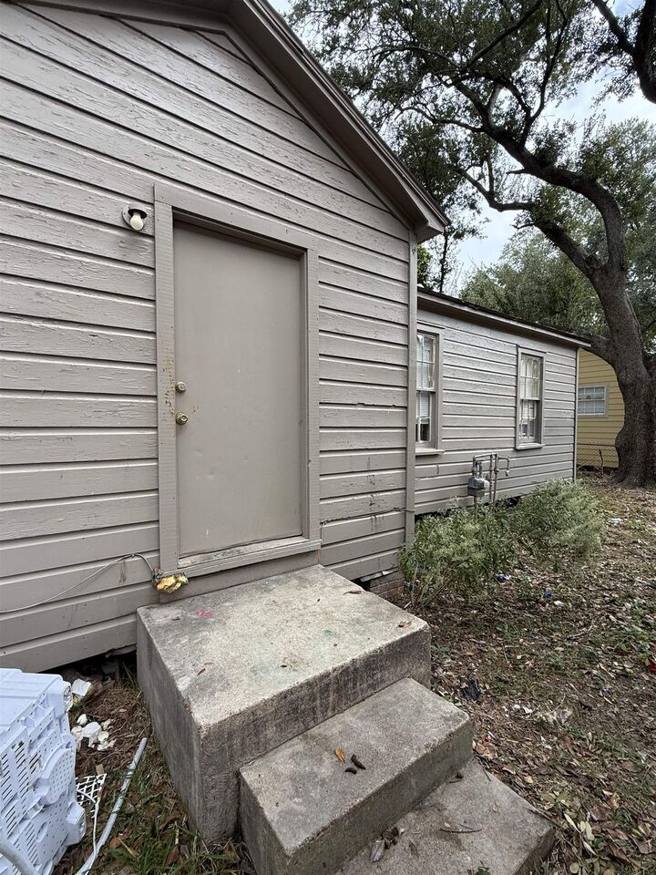 Property Photo: 540 Dewey Street TX 77705