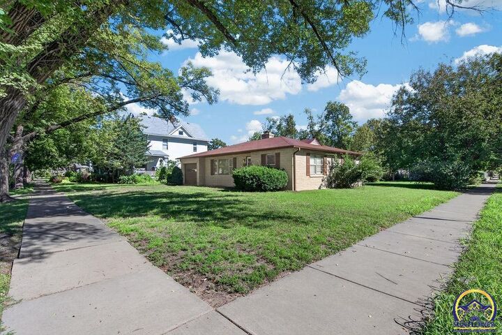 Property Photo:  336 SW Broadmoor Ave  KS 66606 