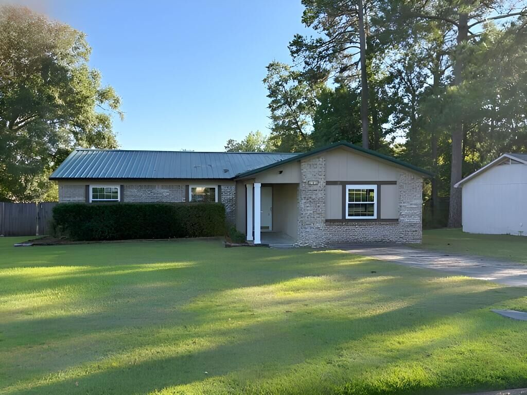 Property Photo:  103 Sycamore St  AL 36301 