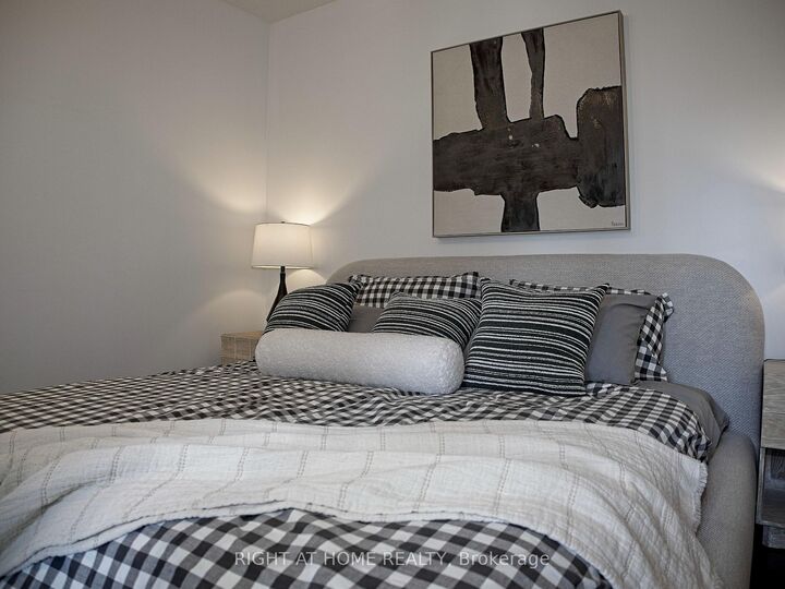 Property Photo: 35 Hayden Street 1606 ON M4Y 3C3