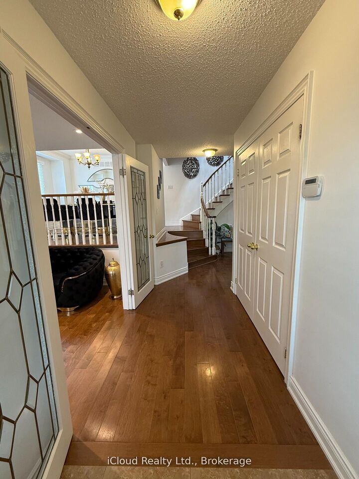 Property Photo:  2067 Hunters Wood Drive  ON L7M 2T1 