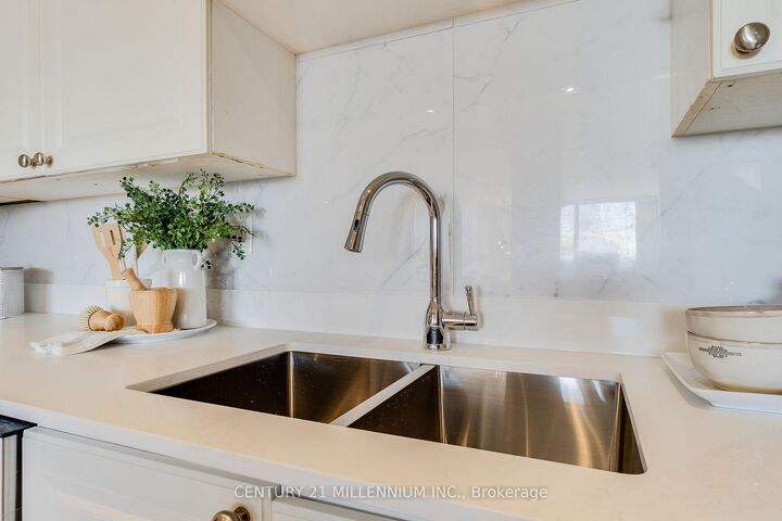 Property Photo:  4450 Tucana Court 902  ON L5R 3R4 