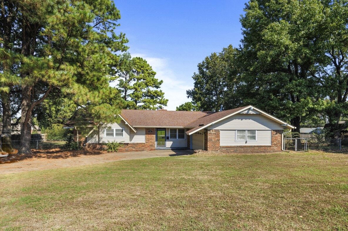 Property Photo: 1202 SW 20th Street OK 74467