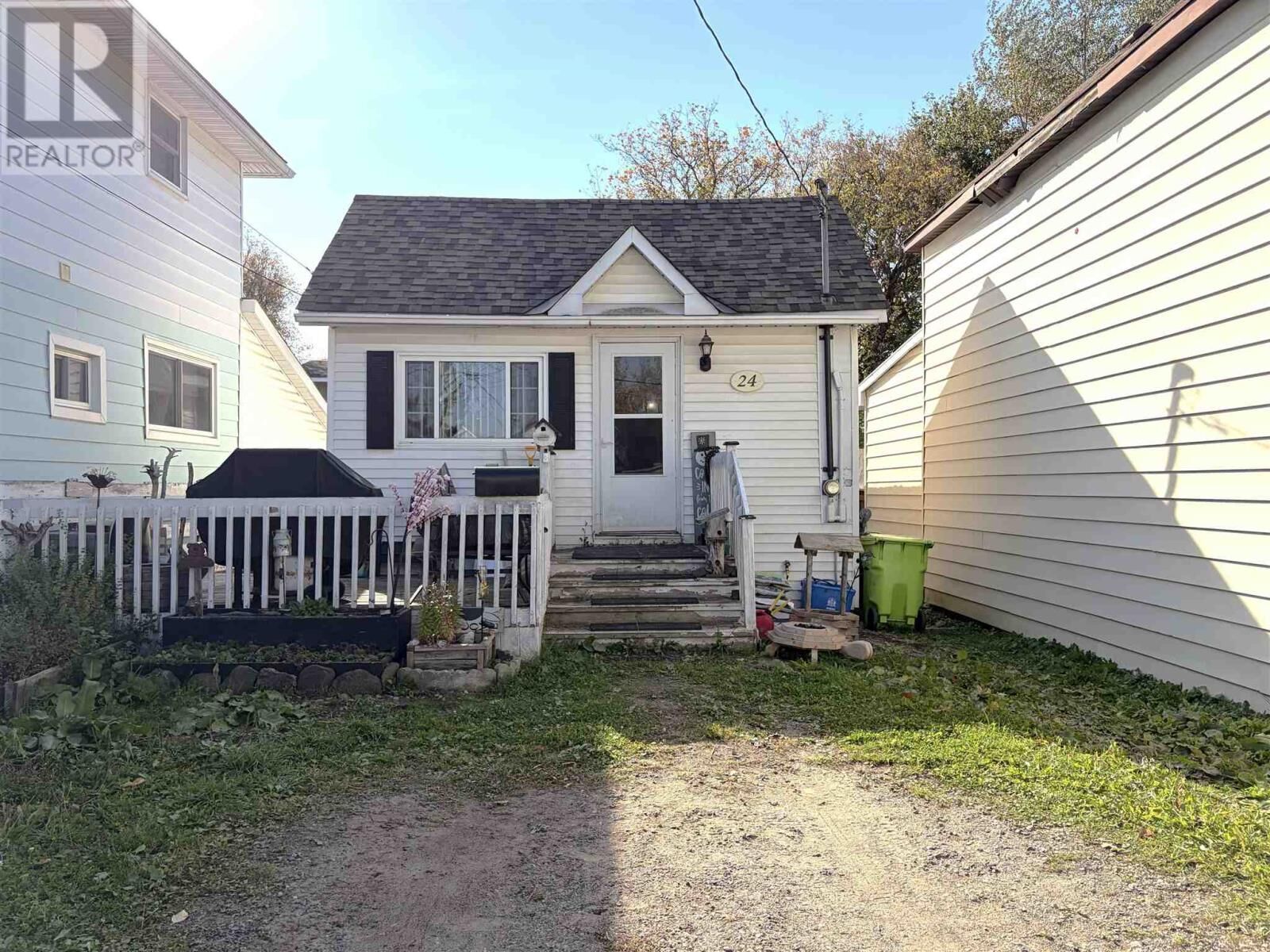 Property Photo:  24 Pardee Ave  ON P6B 1V8 