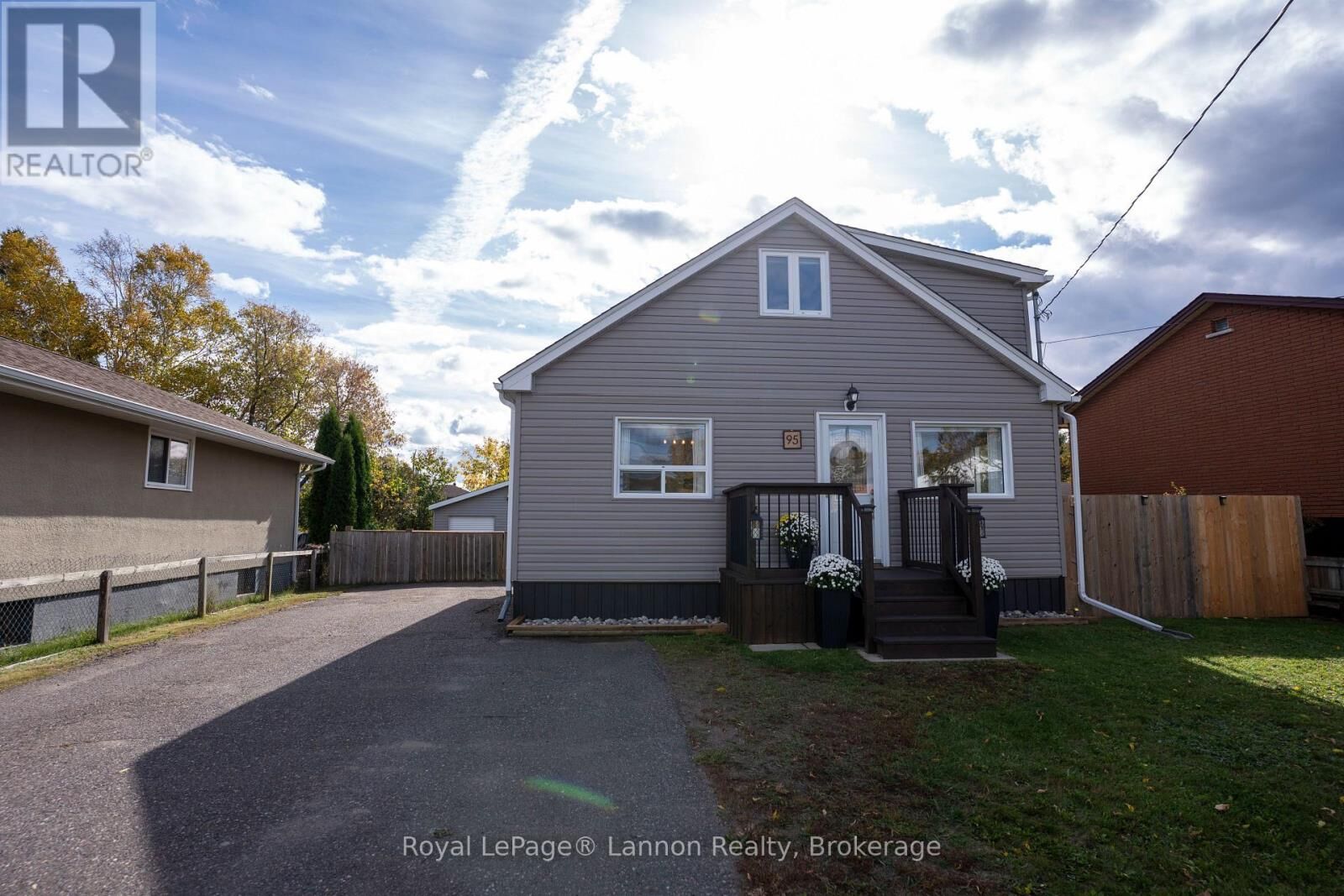 Property Photo:  95 Oswald Street  ON P7A 6T2 