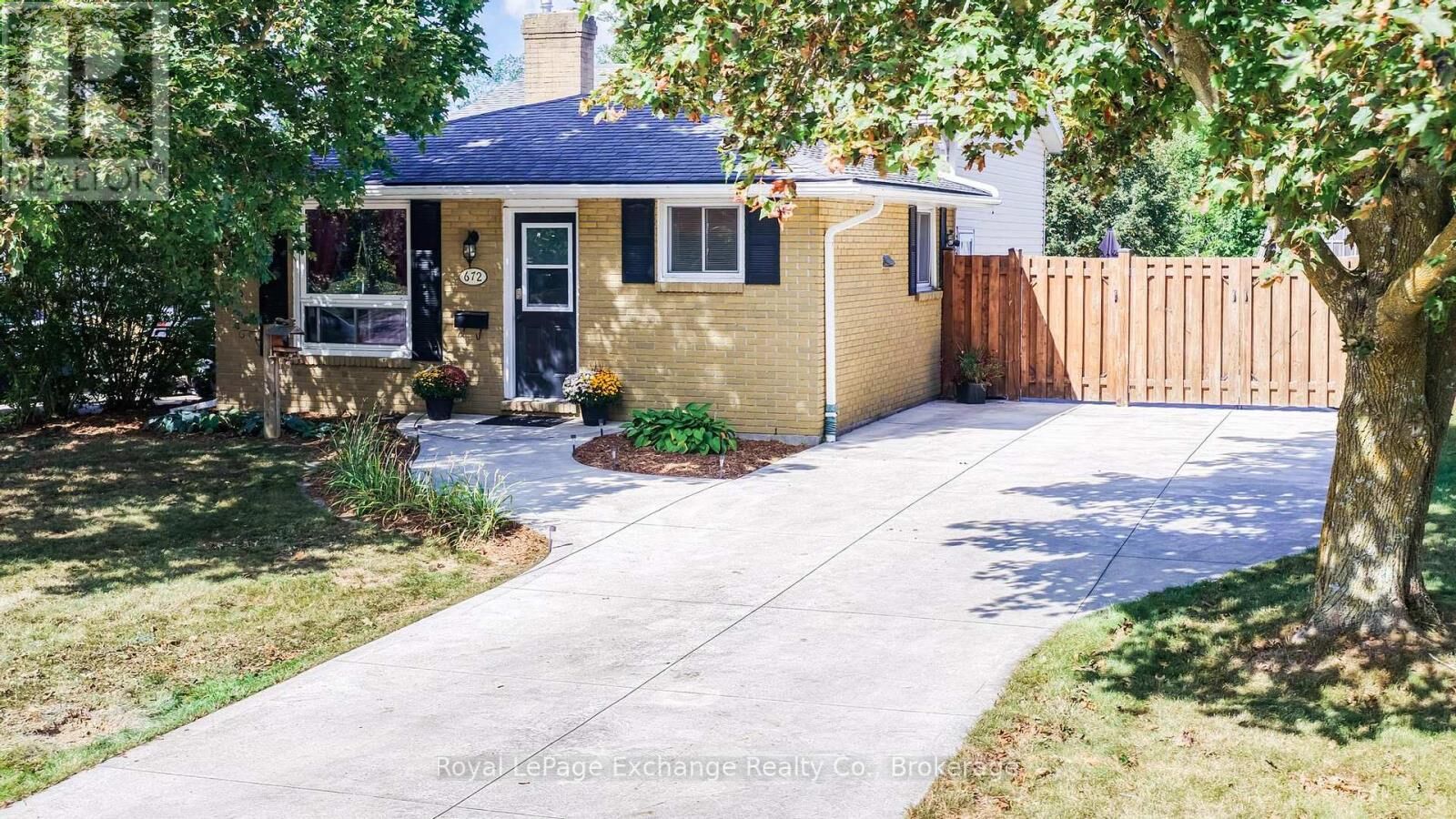 Property Photo:  672 Palmateer Drive  ON N2Z 1R4 