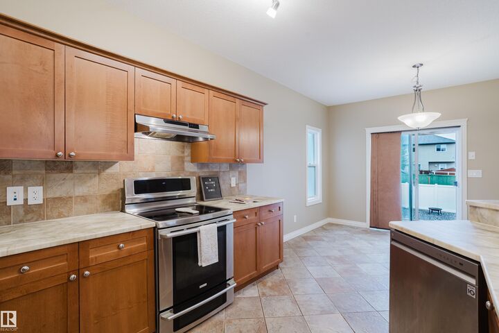 Property Photo:  652 Crimson Drive  AB T8H 0B1 