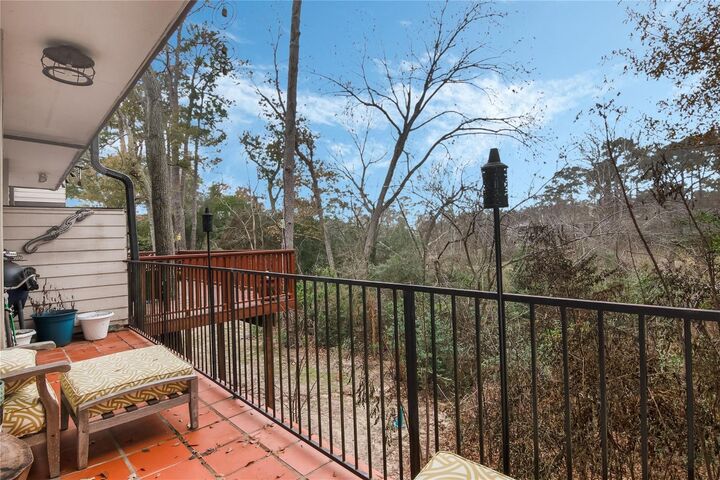 Property Photo: 1802 Stoney Brook Drive 104 TX 77063
