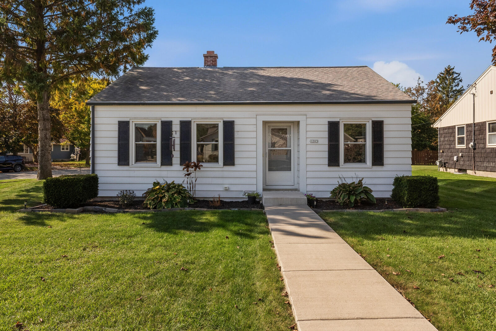 Property Photo:  1203 Roseland Dr  WI 53040 