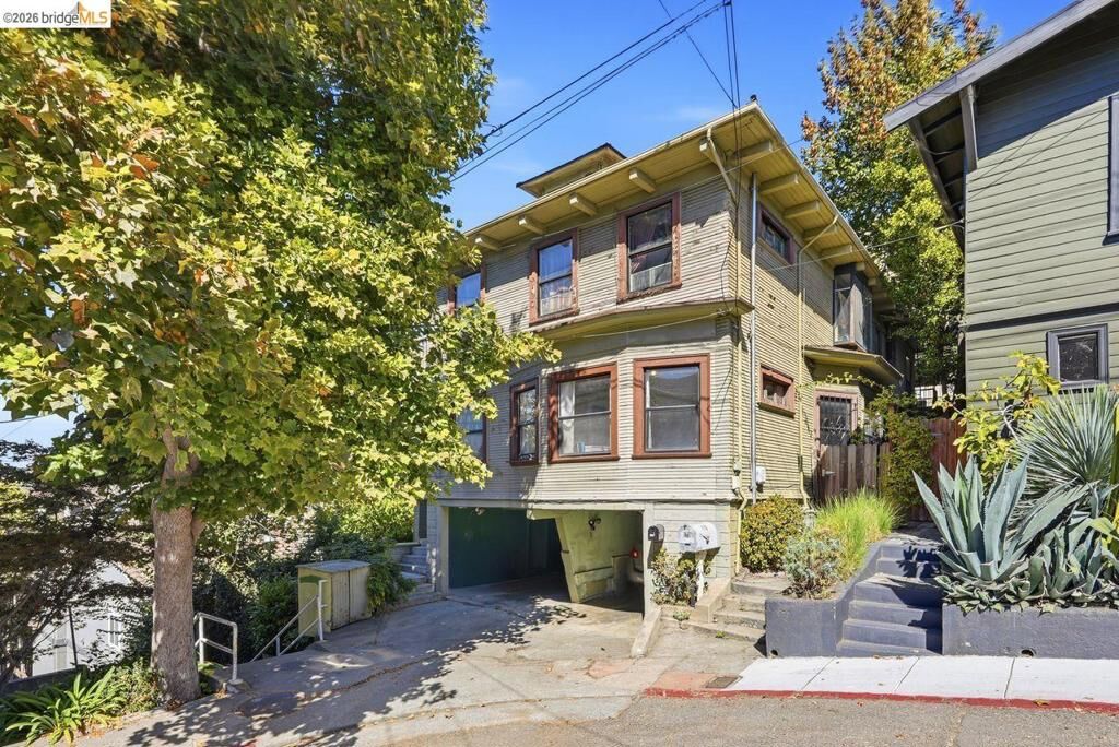 Property Photo:  170 Vernon Ter  CA 94610 
