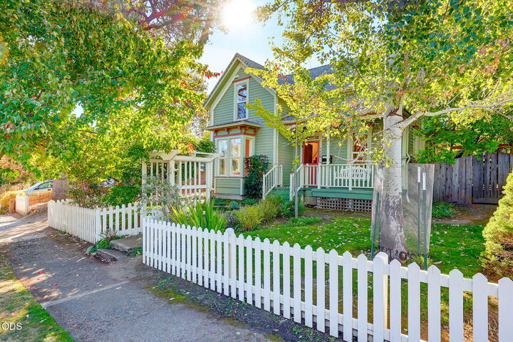 Property Photo: 726 Iowa Street OR 97520