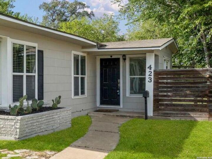 Property Photo: 423 Karen Ln TX 78209