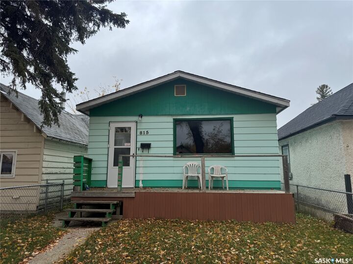 Property Photo:  815 I Avenue S  SK S7M 1Z2 