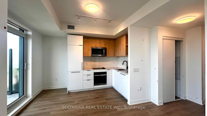 Property Photo: 1185 Dupont Street 2305 ON M6H 0G5