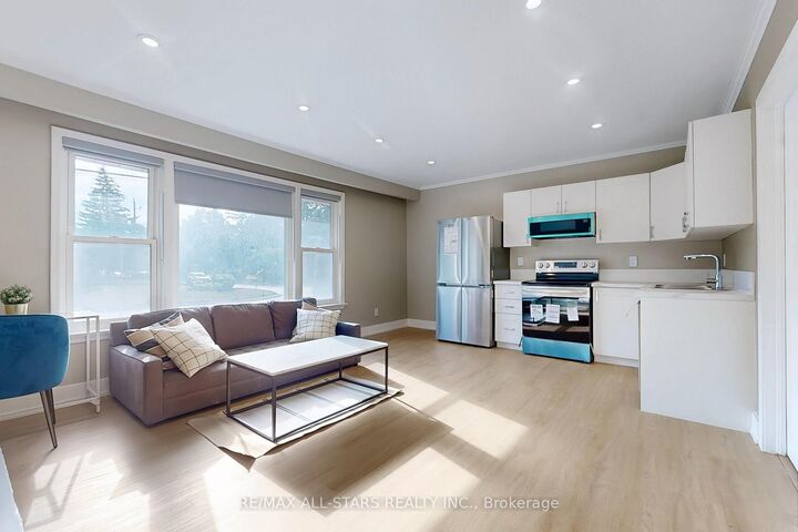 Property Photo:  105 Betty Ann Drive  ON M2N 1X1 