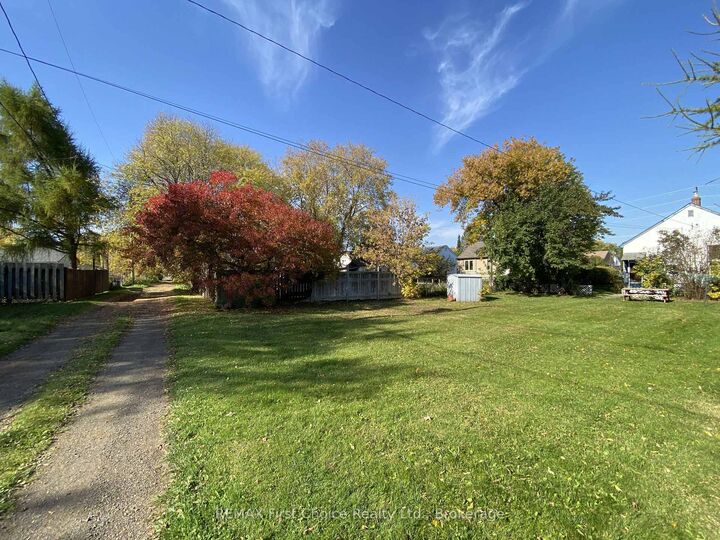 Property Photo:  262 Empire Avenue  ON P7E 4R5 