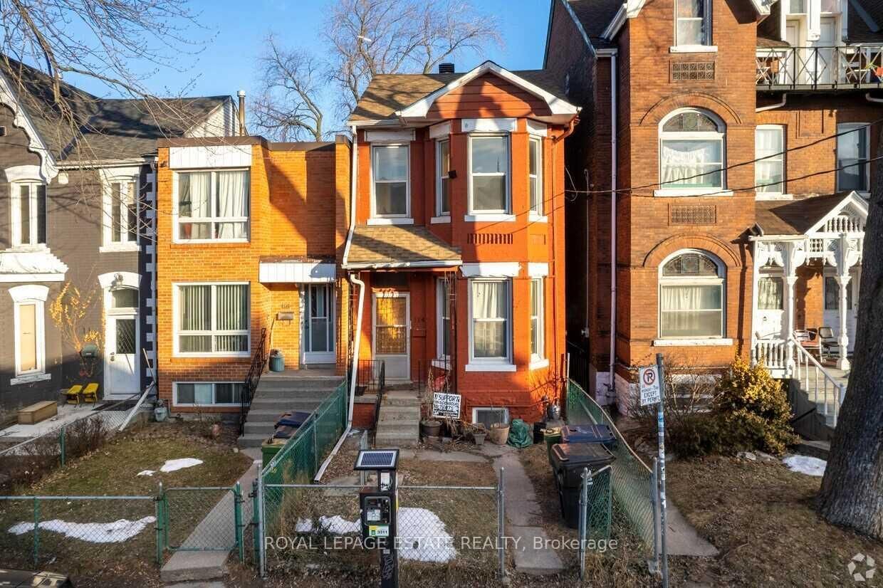 Property Photo:  114 Baldwin Street  ON M5T 1L6 