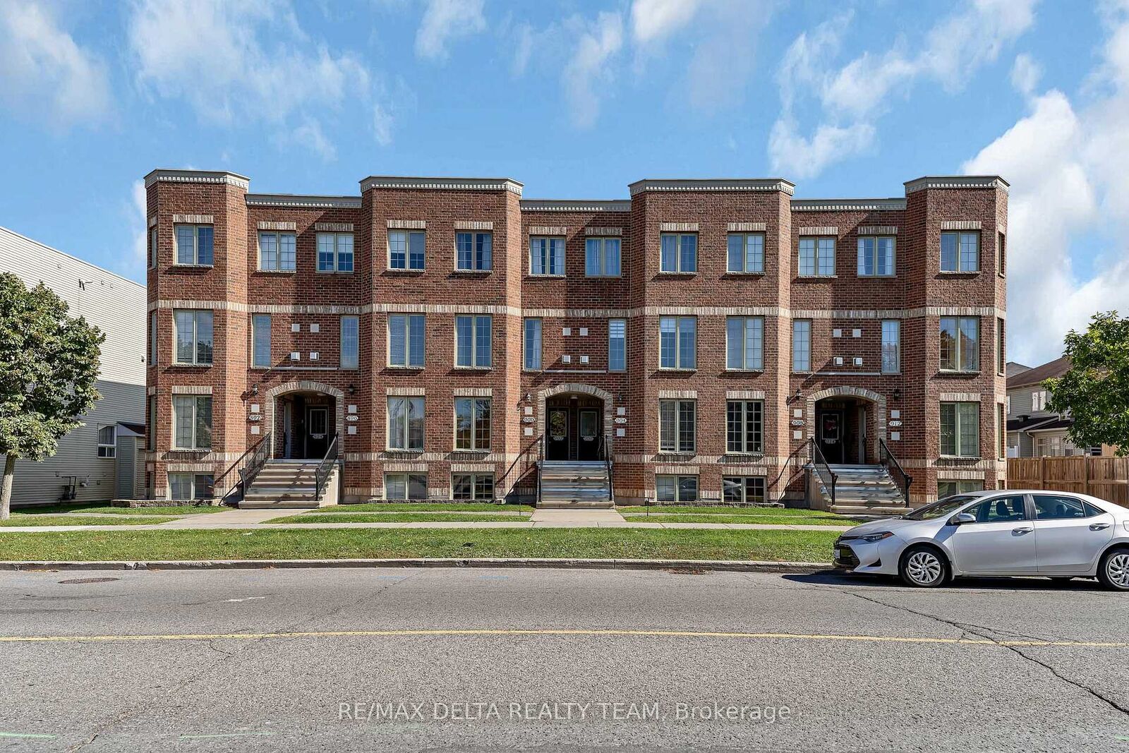 Property Photo:  900 Longfields Drive  ON K2J 5K6 