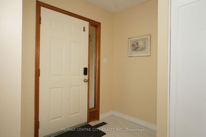 Property Photo:  136 Concord Crescent  ON N6G 3H7 