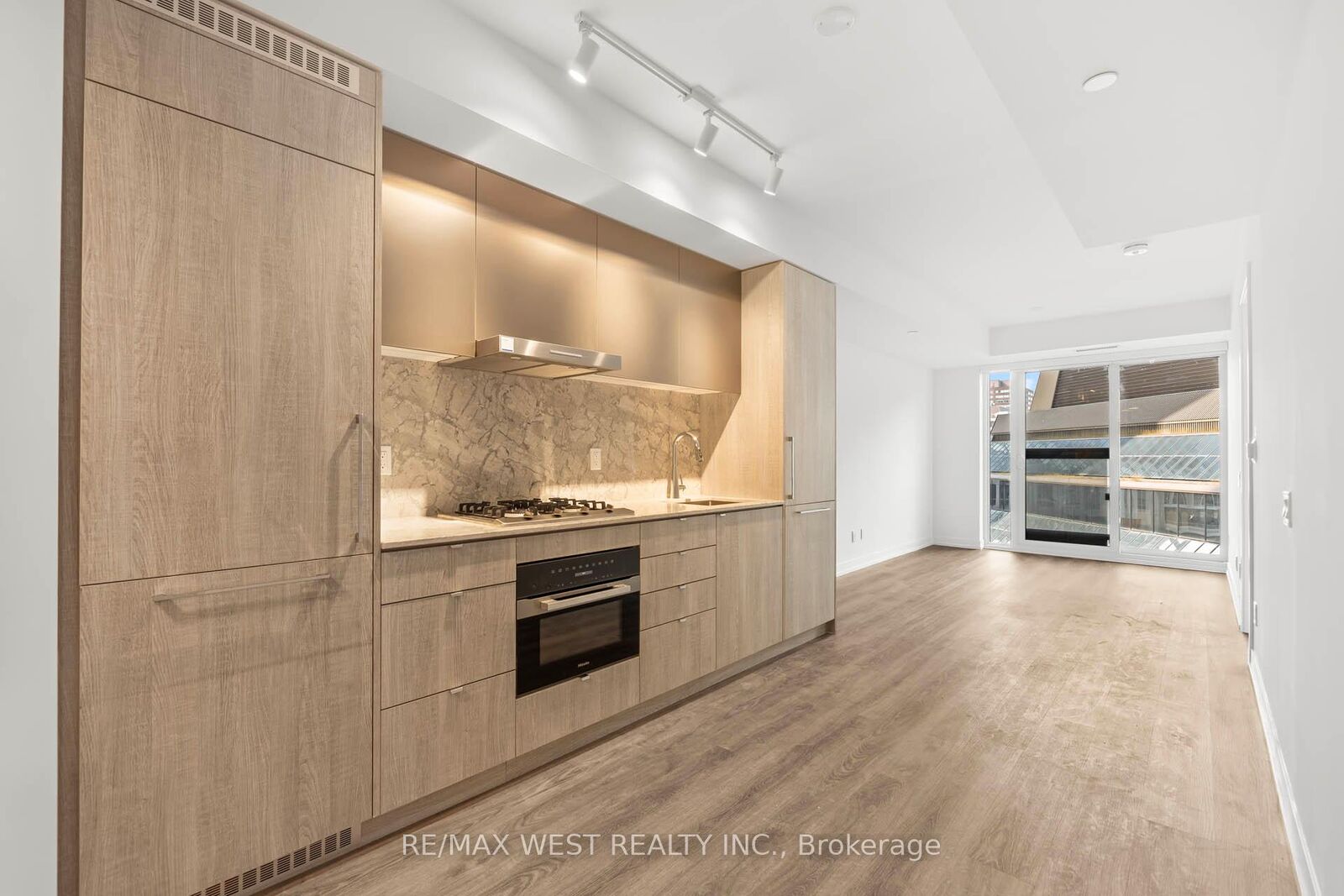 Property Photo:  771 Yonge Street 906  ON M4W 0B8 
