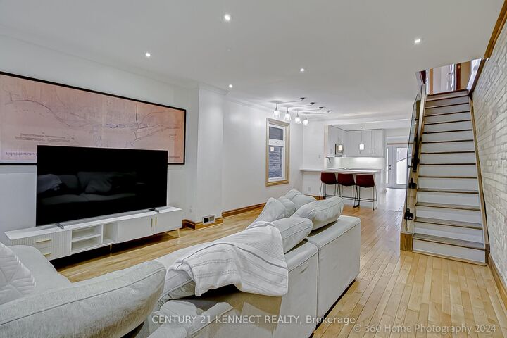 Property Photo:  48 Stephenson Avenue  ON M4C 1G1 