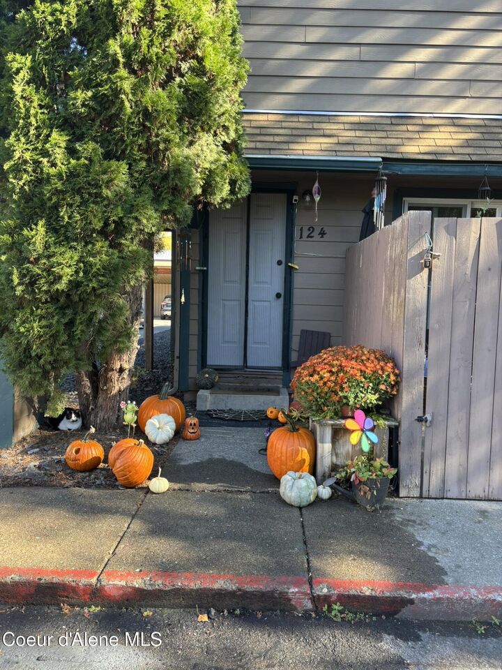 Property Photo:  124 E Willow Tree Ln  ID 83835 