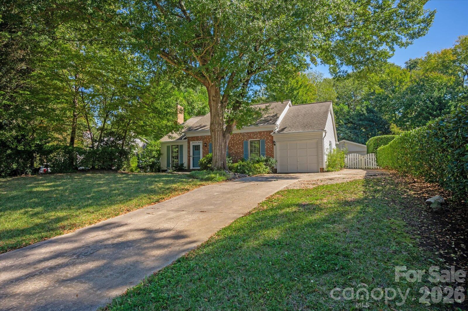 Property Photo: 2400 Turnberry Lane NC 28210