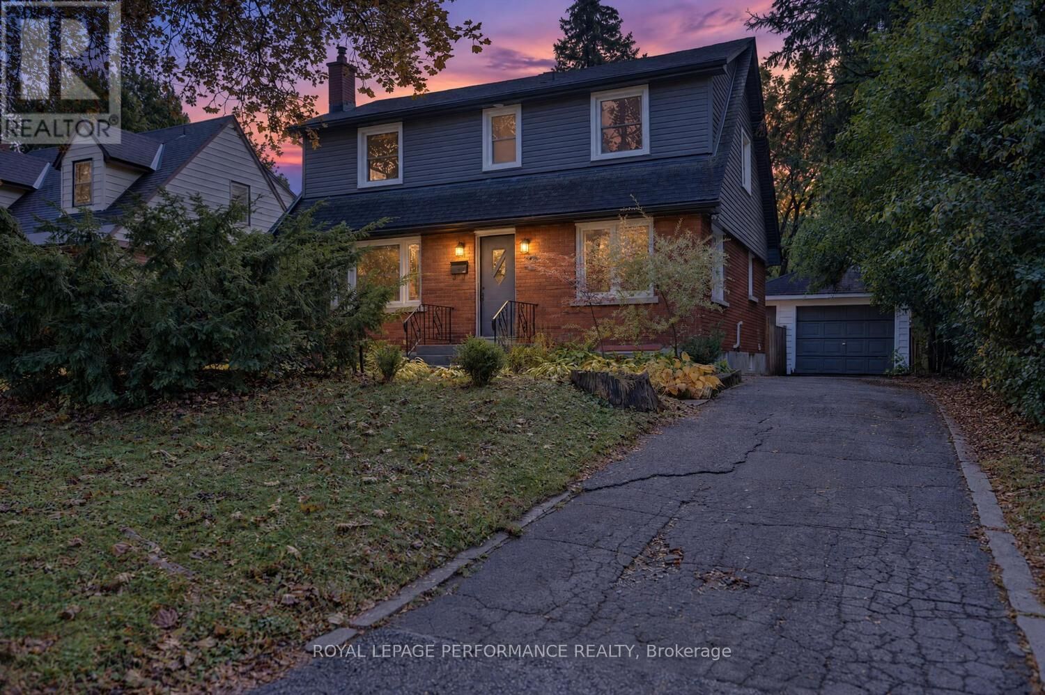 Property Photo:  140 Begonia Avenue  ON K1H 6E4 