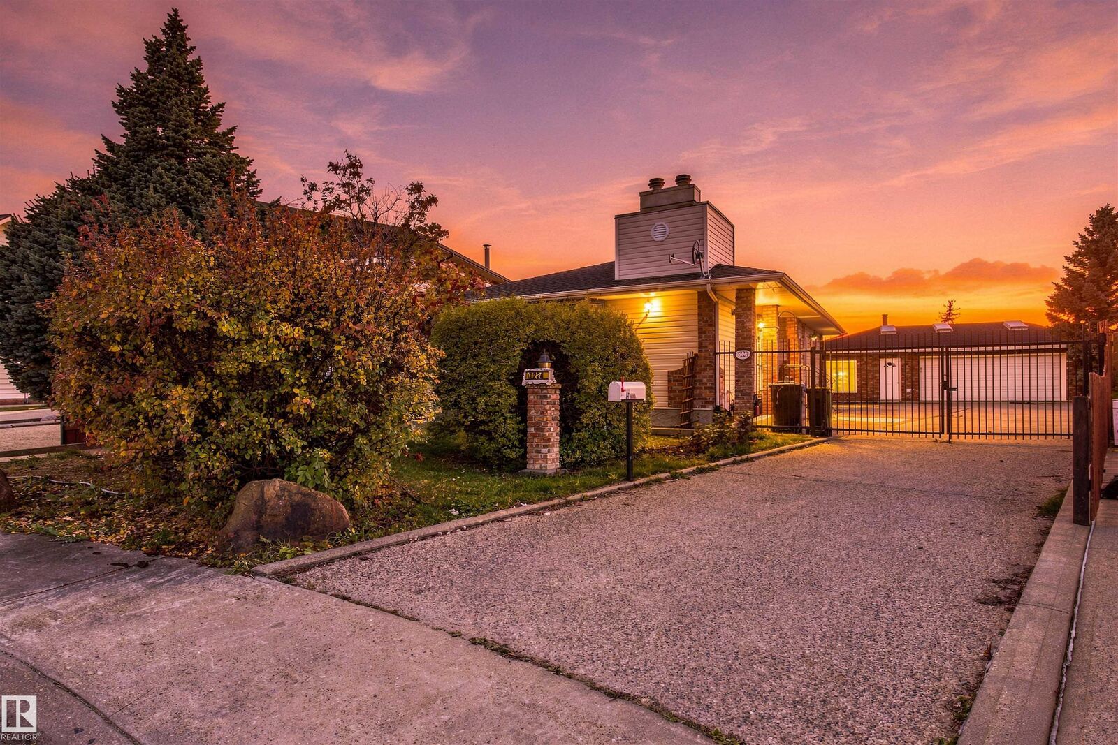 Property Photo:  3224 89 Street NW  AB T6K 2Z4 