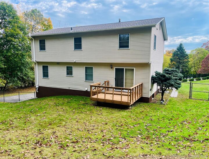 Property Photo:  8 Fawn Ridge Court  NY 10926 