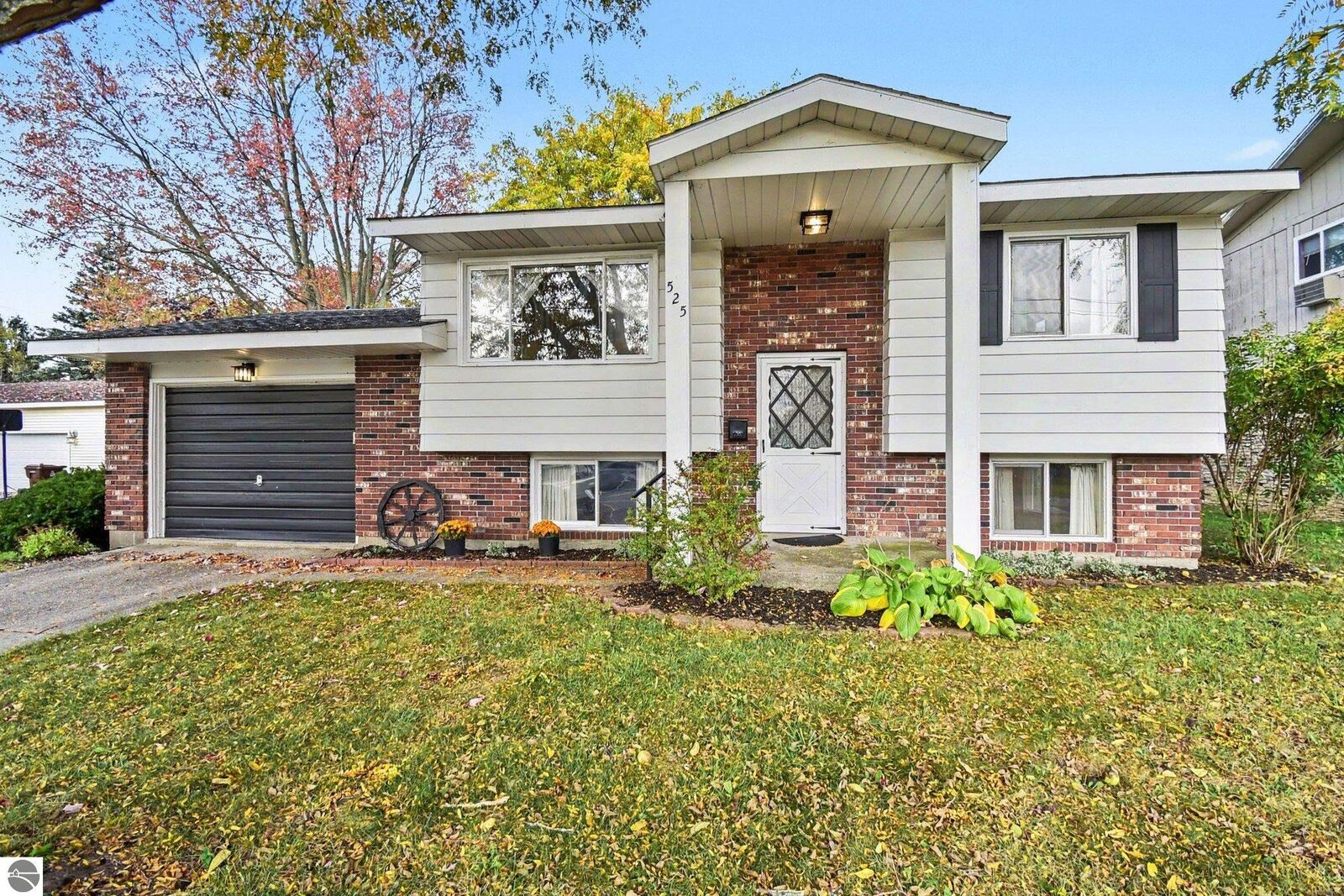 Property Photo: 525 N Pine River Street MI 48847