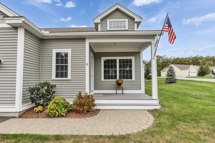 Property Photo: 10 Dunstable Circle NH 03102