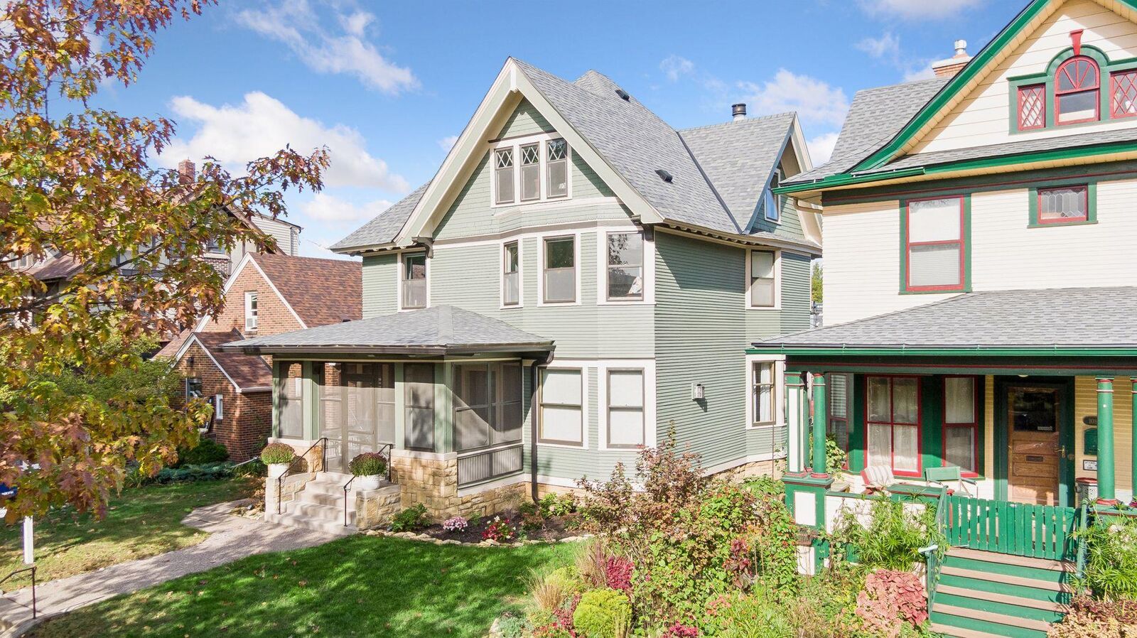 Property Photo: 1089 Lincoln Avenue MN 55105