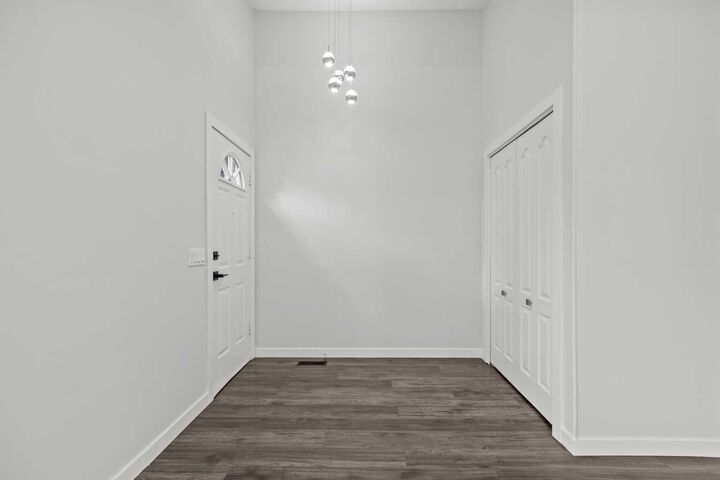 Property Photo:  467 Queen Charlotte Road SE  AB T2J 5H8 