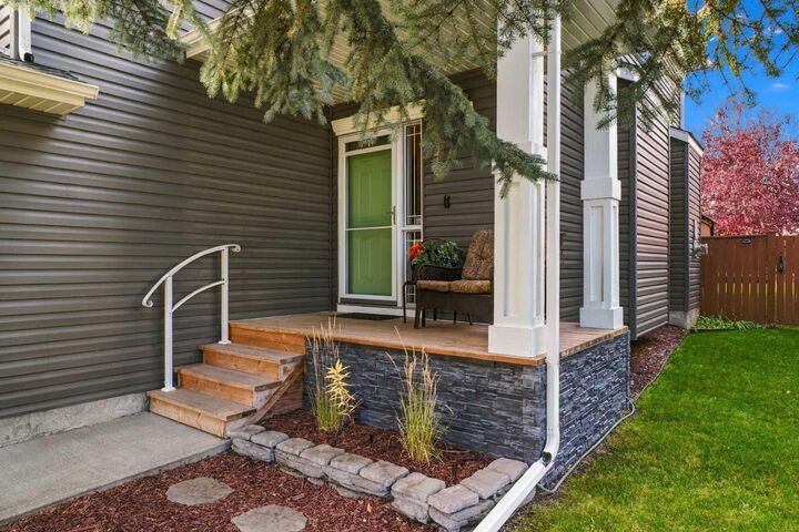 Property Photo:  19 Chapman Way SE  AB T2X 3R1 