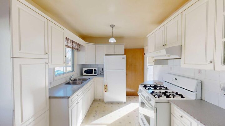 Property Photo:  1416 18 Avenue S  AB T1K 1B7 