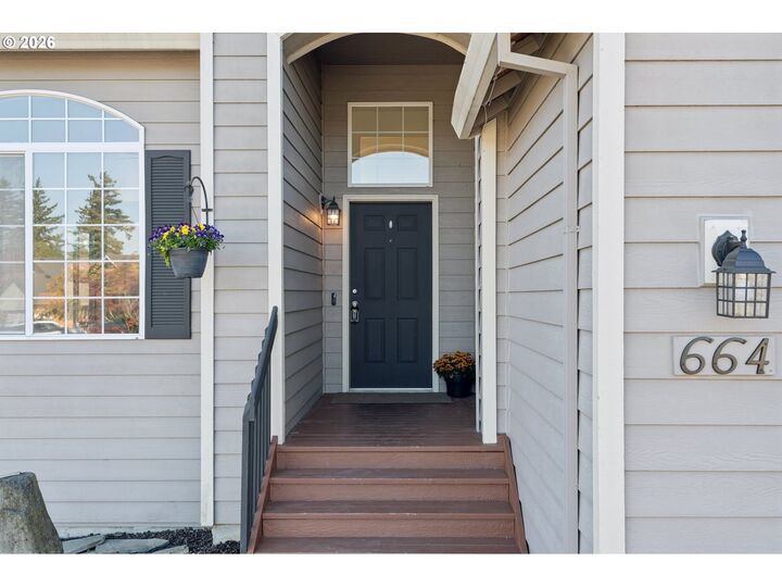 Property Photo:  664 SE 10th St  OR 97060 