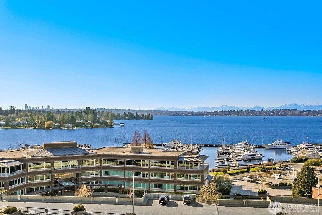 Property Photo:  5304  Lake Washington Boulevard NE H  WA 98033 
