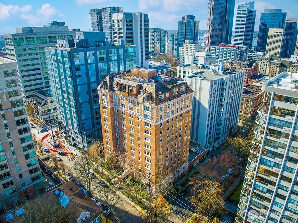 Property Photo: 1017 Minor Avenue 1403 WA 98104