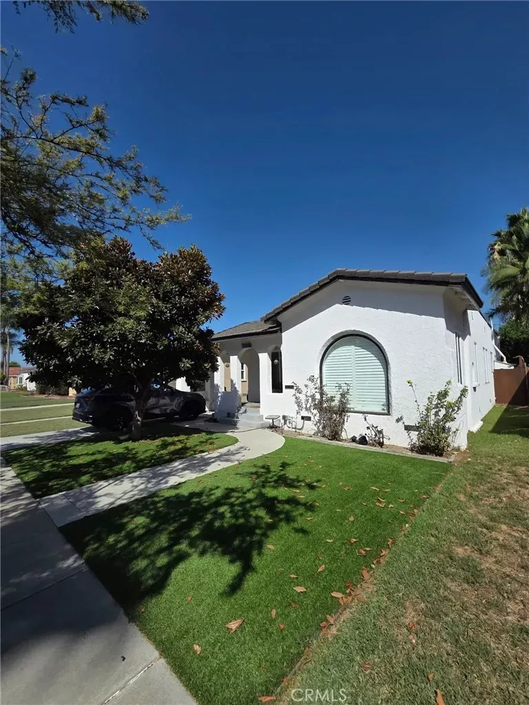 Property Photo:  1525 E Poinsettia  CA 90805 