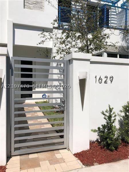 Property Photo: 1629 NE 9th St 1629 FL 33304
