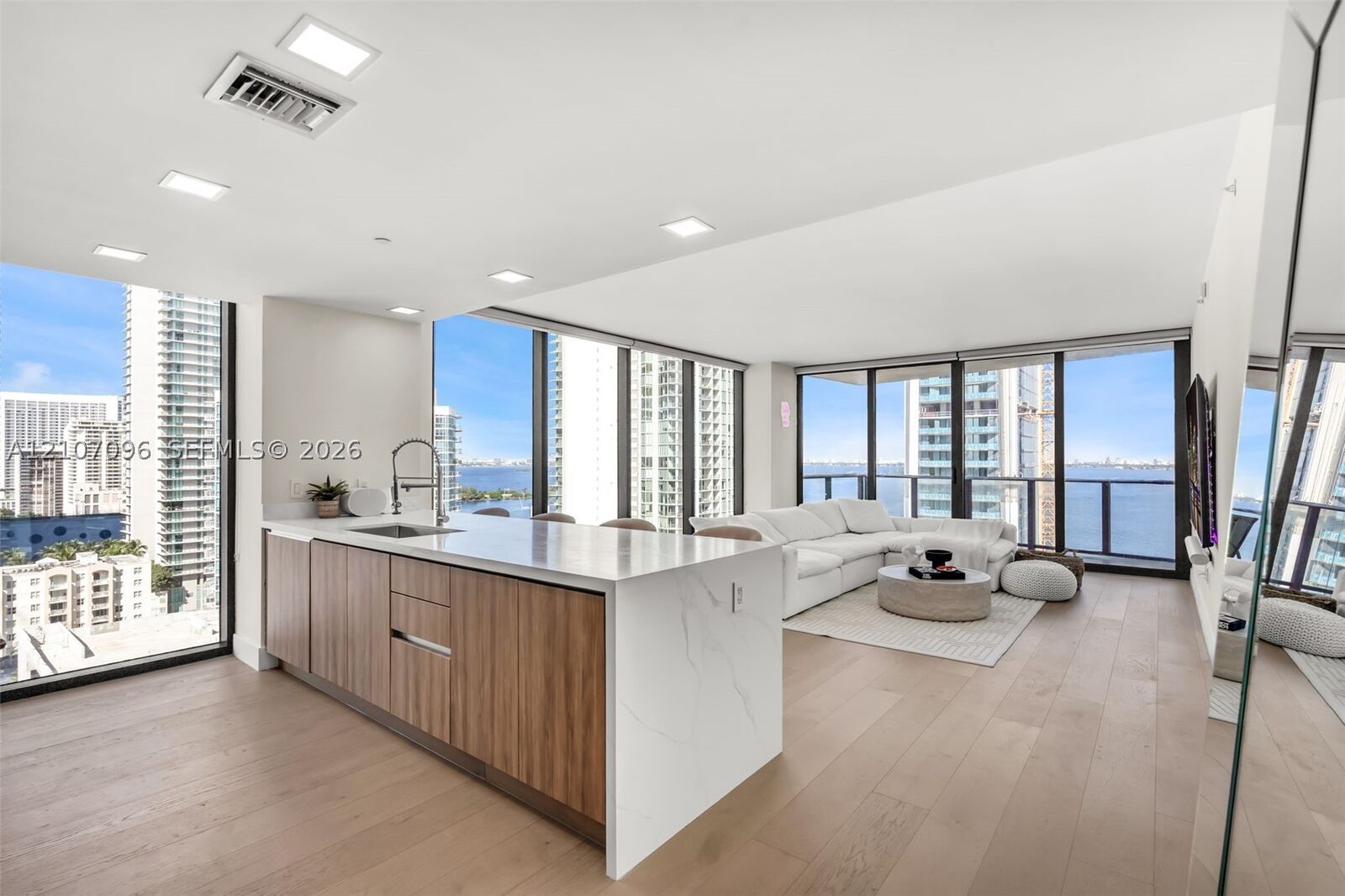 Property Photo:  460 NE 28th St 1801  FL 33137 