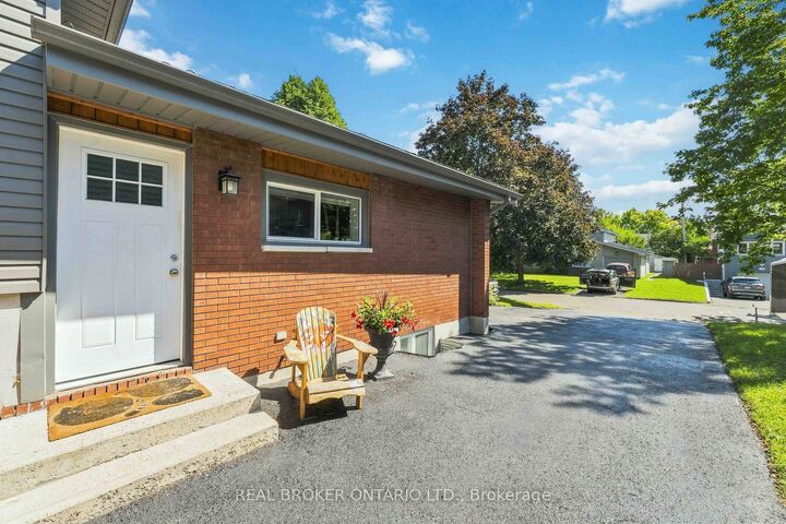 Property Photo:  1849 Florida Avenue  ON K1H 6Y9 